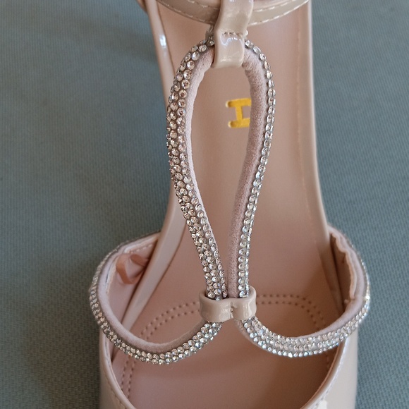 NWOT.Evening or dinner shoe size 9.5.Sand Patten leather.UNISA - Picture 6 of 7